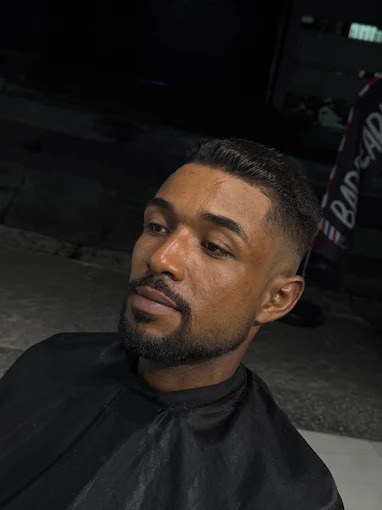 Barba alinhada com degradê baixo