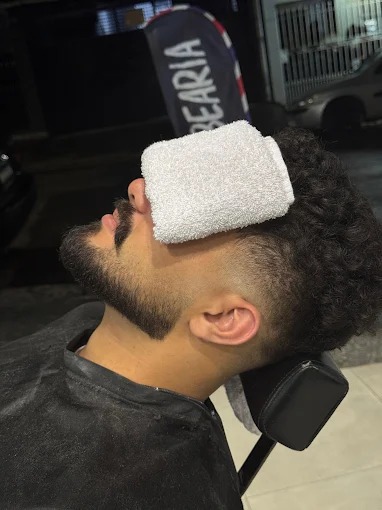 Finalização de barba com toalha quente