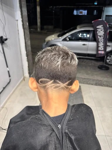 Corte infantil com desenho navalhado na nuca
