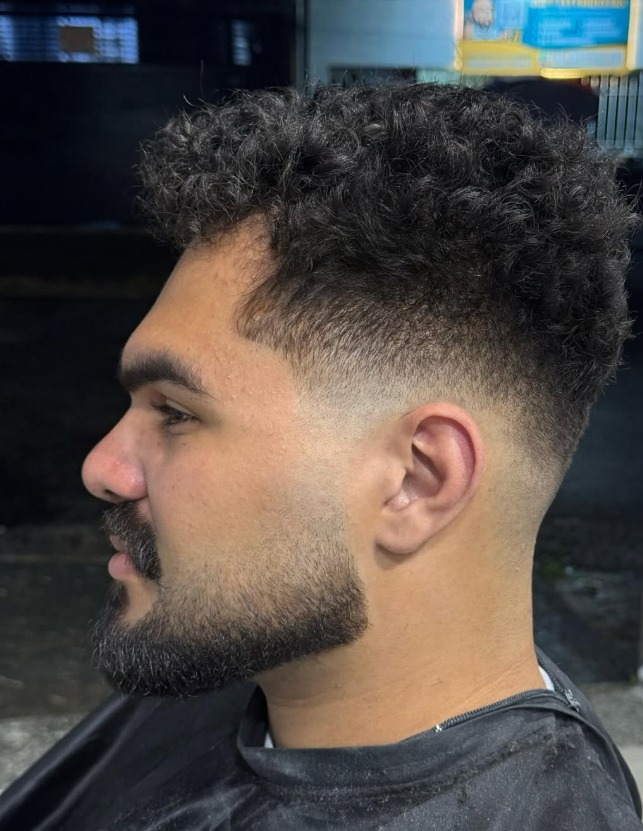 Acabamento de barba e corte na Jota's Barber